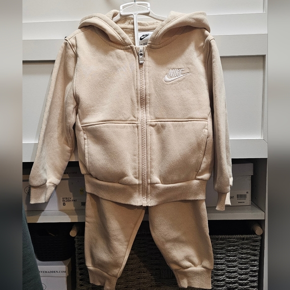 Nike Black and Beige Hoodie Set - Picture 9 of 9